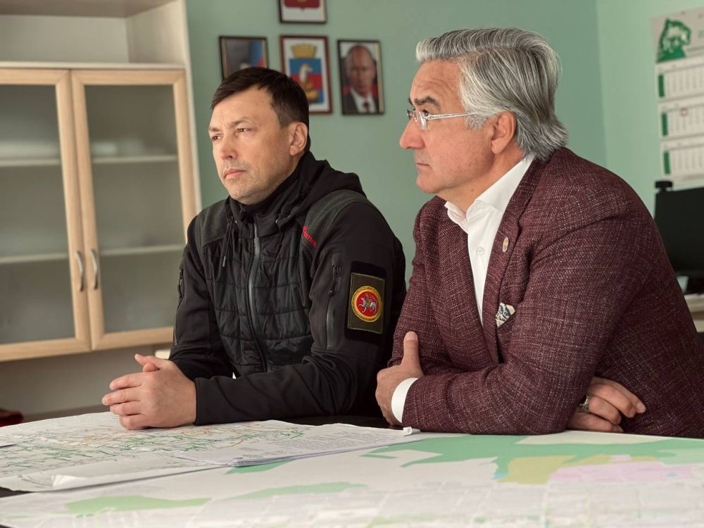 Глава Лисичанского городского округа Эдуард Сахненко провел рабочее совещание с делегацией из Республики Татарстан во главе с заместителем Премьер-министра республики Василем Шайхразиевым и вице-премьером Республики... Глава Лисичанского городского округа Эдуард Сахненко провел рабочее совещание с делегацией из Республики Татарстан во главе с заместителем Премьер-министра республики Василем Шайхразиевым и вице-премьером Республики...