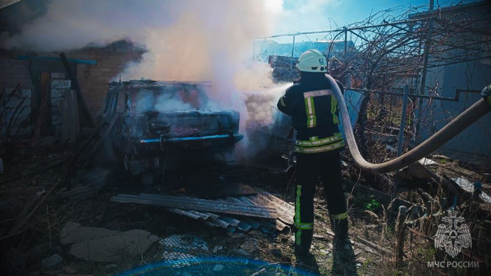 В Рубежном сотрудники МЧС России ликвидировали возгорание автомобиля В Рубежном сотрудники МЧС России ликвидировали возгорание автомобиля