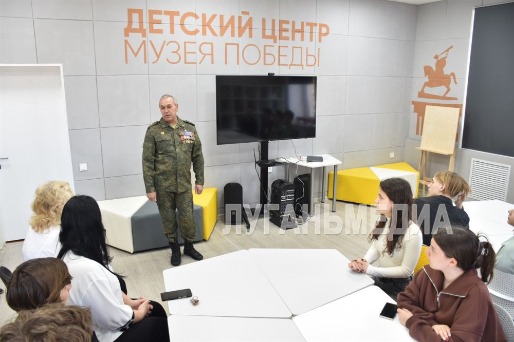 В стенах алчевского Детского центра музея Победы состоялась встреча школьников с Героем Луганской Народной Республики Александром Кузнецовым В стенах алчевского Детского центра музея Победы состоялась встреча школьников с Героем Луганской Народной Республики Александром Кузнецовым