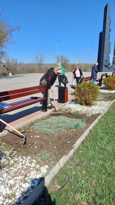 Сотрудники управления образования и педагоги Краснодона активно участвуют в акции "Чистая Республика-2025" Сотрудники управления образования и педагоги Краснодона активно участвуют в акции "Чистая Республика-2025"