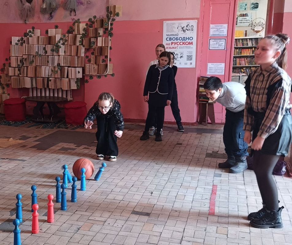 В библиотеке пгт. Нагольно-Тарасовка с учениками УВК им. В.Ф. Субботина была проведена игра-викторина «Путешествие по страницам любимых книг" В библиотеке пгт. Нагольно-Тарасовка с учениками УВК им. В.Ф. Субботина была проведена игра-викторина «Путешествие по страницам любимых книг"