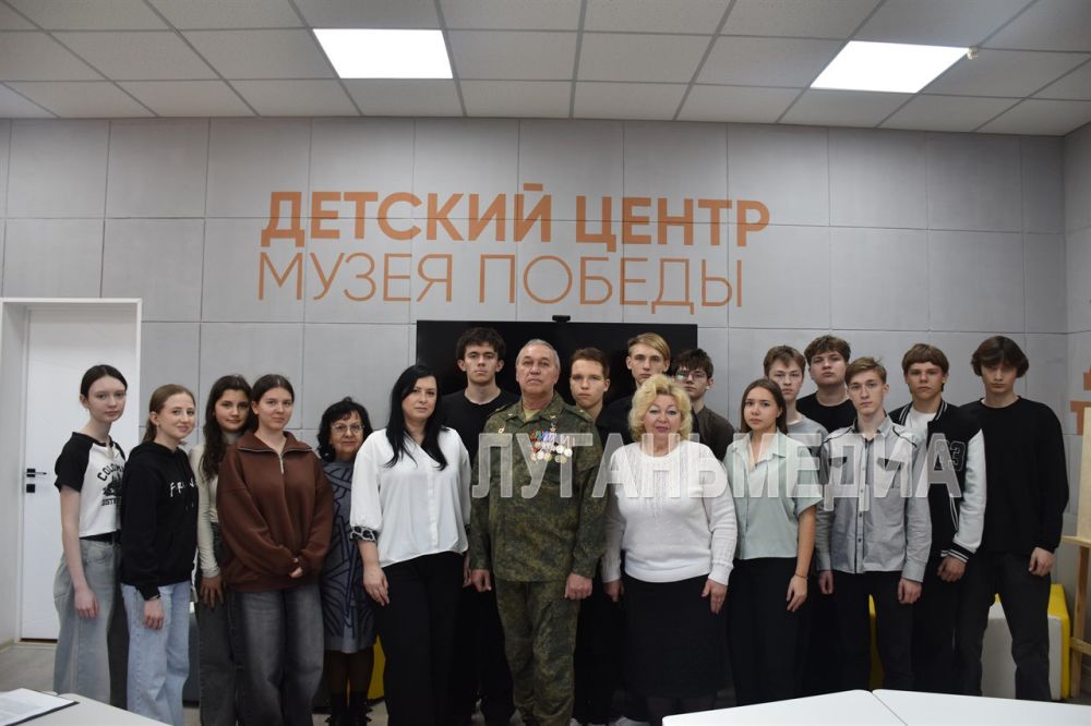 В стенах алчевского Детского центра музея Победы состоялась встреча школьников с Героем Луганской Народной Республики Александром Кузнецовым В стенах алчевского Детского центра музея Победы состоялась встреча школьников с Героем Луганской Народной Республики Александром Кузнецовым