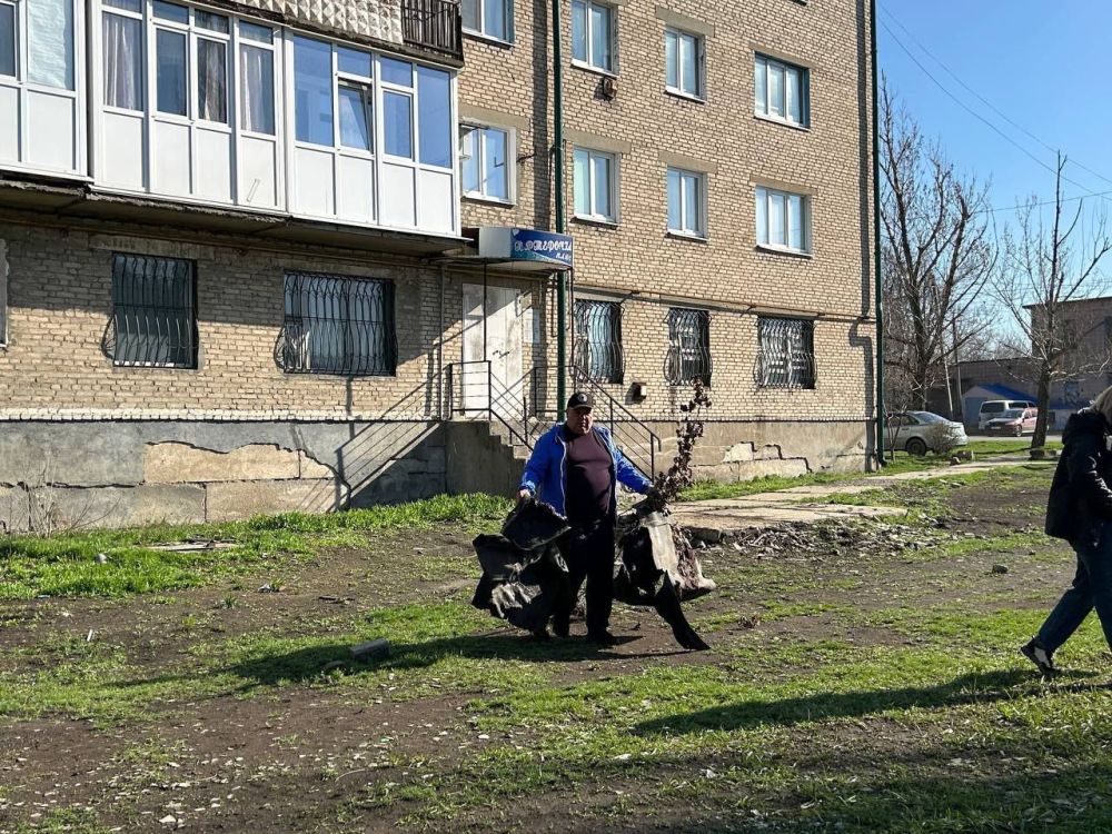 В Красном Луче продолжается реализация акции «Чистая Республика» В Красном Луче продолжается реализация акции «Чистая Республика»