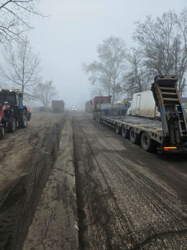 В Станице Луганской волгоградские специалисты ремонтируют дорогу на улице Горького В Станице Луганской волгоградские специалисты ремонтируют дорогу на улице Горького