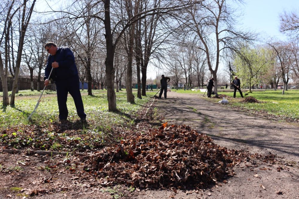 В Алмазной на территории сквера ж/д станции «Стаханов» жители провели субботник В Алмазной на территории сквера ж/д станции «Стаханов» жители провели субботник