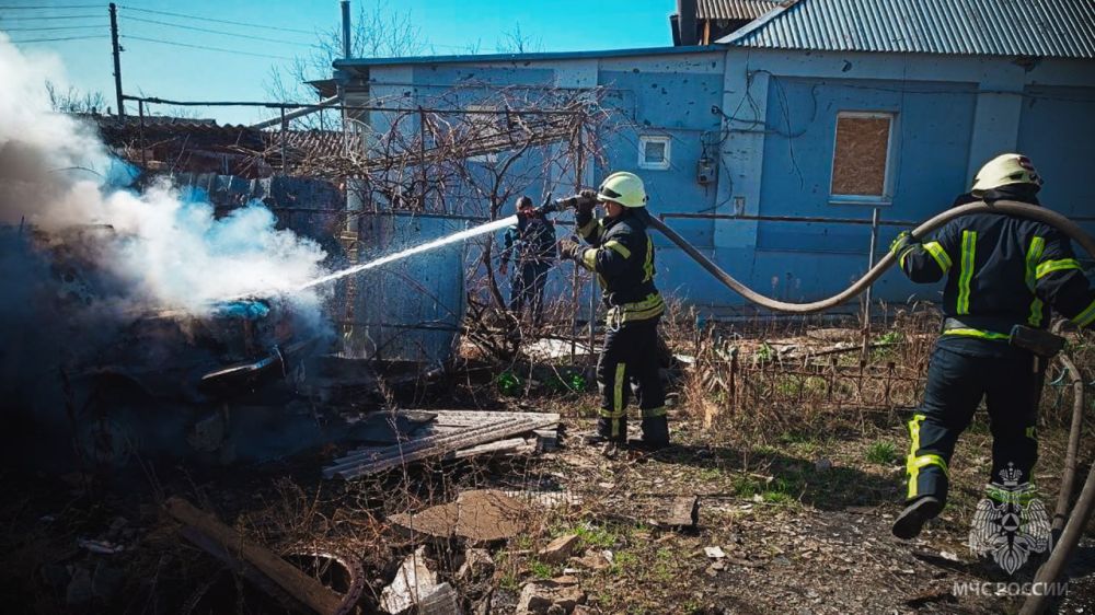 В Рубежном сотрудники МЧС России ликвидировали возгорание автомобиля В Рубежном сотрудники МЧС России ликвидировали возгорание автомобиля