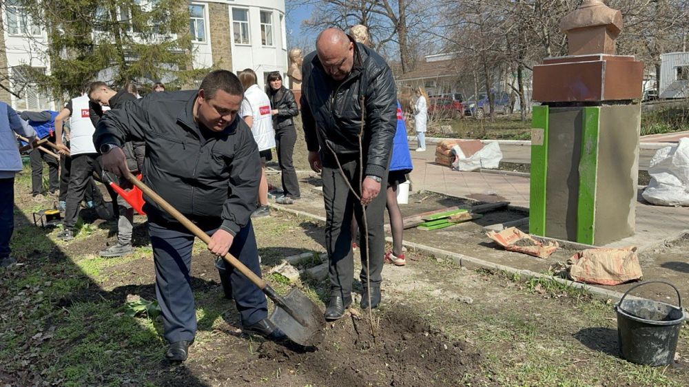 Сегодня, на территории городской больницы, где расположен Ровеньковский музей «Памяти погибших», состоялась высадка саженцев деревьев в рамках Всероссийской акции «Сад памяти» в память о погибших молодогвардейцах, о тех, кто... Сегодня, на территории городской больницы, где расположен Ровеньковский музей «Памяти погибших», состоялась высадка саженцев деревьев в рамках Всероссийской акции «Сад памяти» в память о погибших молодогвардейцах, о тех, кто...