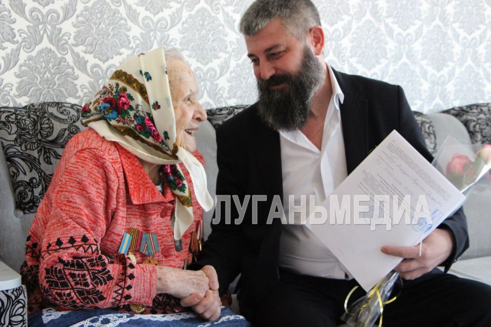 Глава Меловского муниципального округа поздравил с новосельем ветерана Великой Отечественной войны Анну Савельевну Чеузову Глава Меловского муниципального округа поздравил с новосельем ветерана Великой Отечественной войны Анну Савельевну Чеузову