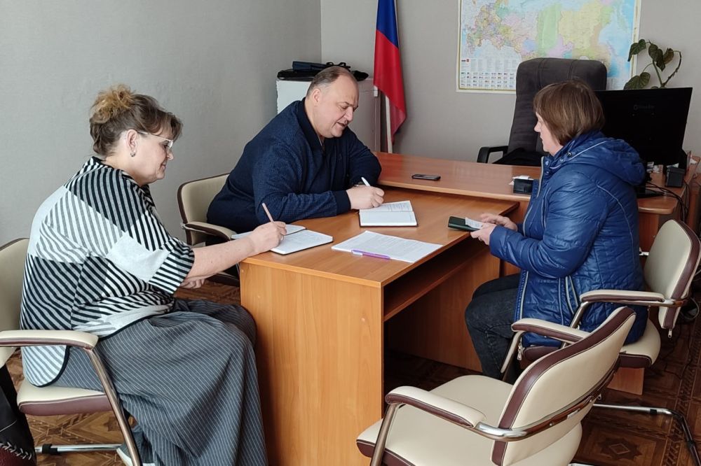 Представители Народного Совета взяли в работу ряд проблем граждан и передали гуманитарную помощь Представители Народного Совета взяли в работу ряд проблем граждан и передали гуманитарную помощь