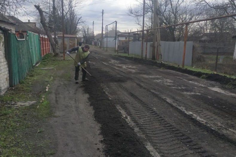 Свердловские коммунальщики улучшают дорожное покрытие на улице Бережного Свердловские коммунальщики улучшают дорожное покрытие на улице Бережного