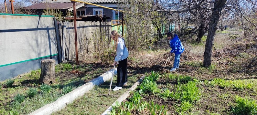 В рамках празднования 80-й годовщины Великой Победы и эстафеты добрых дел «Весна – пора наводить порядки» активисты «Единой России» совместно с творческими работниками Родаковского Дома культуры и учащимися местной школы... В рамках празднования 80-й годовщины Великой Победы и эстафеты добрых дел «Весна – пора наводить порядки» активисты «Единой России» совместно с творческими работниками Родаковского Дома культуры и учащимися местной школы...