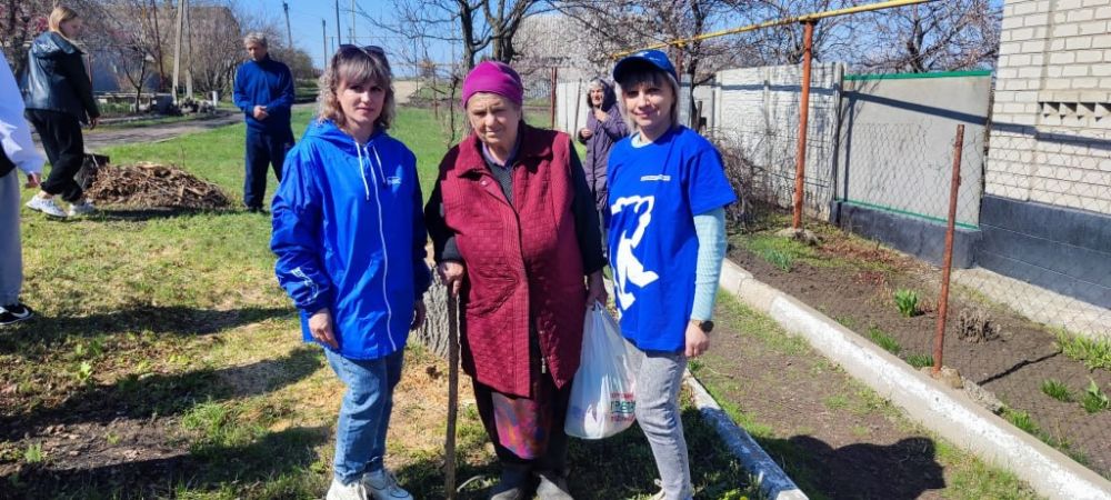 В рамках празднования 80-й годовщины Великой Победы и эстафеты добрых дел «Весна – пора наводить порядки» активисты «Единой России» совместно с творческими работниками Родаковского Дома культуры и учащимися местной школы... В рамках празднования 80-й годовщины Великой Победы и эстафеты добрых дел «Весна – пора наводить порядки» активисты «Единой России» совместно с творческими работниками Родаковского Дома культуры и учащимися местной школы...