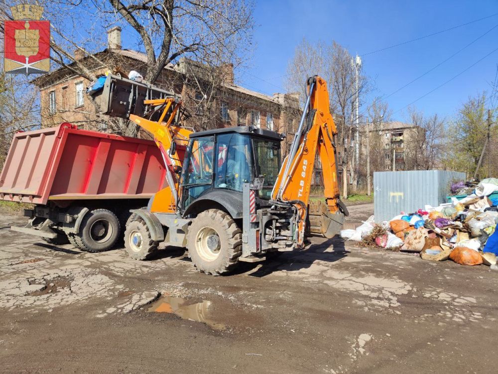Коммунальные службы проводят работы на территории города Коммунальные службы проводят работы на территории города