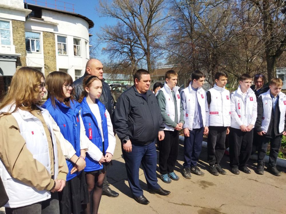 Сегодня, на территории городской больницы, где расположен Ровеньковский музей «Памяти погибших», состоялась высадка саженцев деревьев в рамках Всероссийской акции «Сад памяти» в память о погибших молодогвардейцах, о тех, кто... Сегодня, на территории городской больницы, где расположен Ровеньковский музей «Памяти погибших», состоялась высадка саженцев деревьев в рамках Всероссийской акции «Сад памяти» в память о погибших молодогвардейцах, о тех, кто...