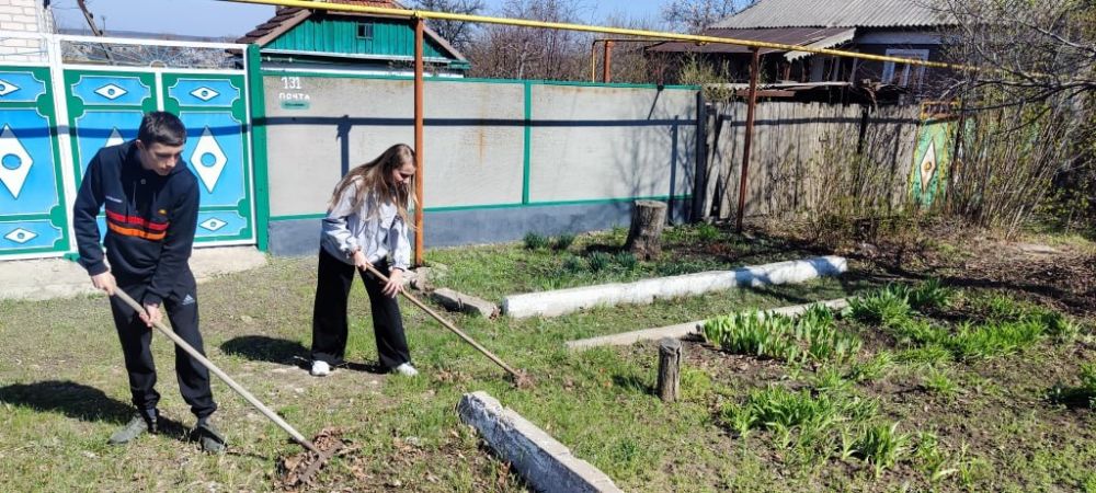 В рамках празднования 80-й годовщины Великой Победы и эстафеты добрых дел «Весна – пора наводить порядки» активисты «Единой России» совместно с творческими работниками Родаковского Дома культуры и учащимися местной школы... В рамках празднования 80-й годовщины Великой Победы и эстафеты добрых дел «Весна – пора наводить порядки» активисты «Единой России» совместно с творческими работниками Родаковского Дома культуры и учащимися местной школы...