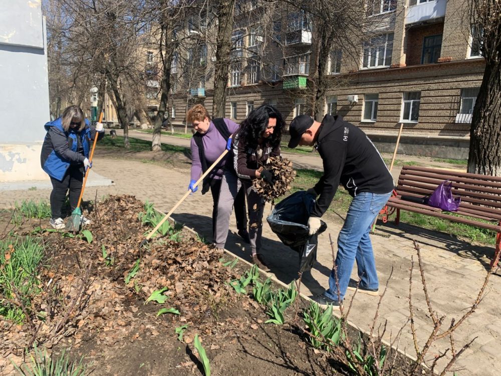 Субботники в Молодогвардейске продолжаются Субботники в Молодогвардейске продолжаются