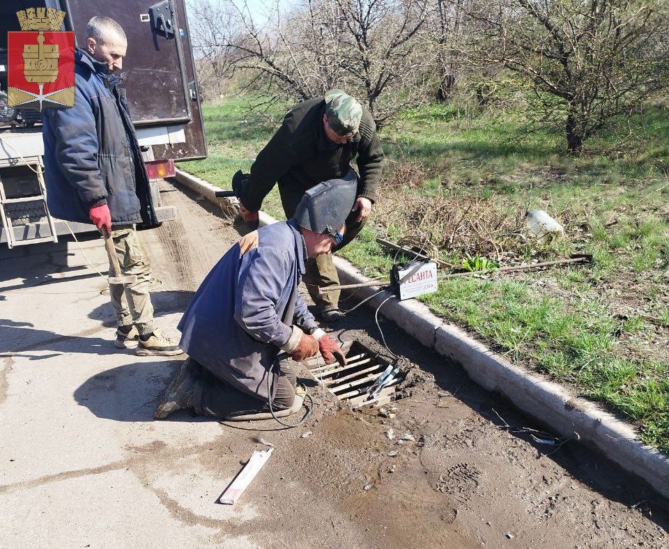 Коммунальные службы проводят работы на территории города Коммунальные службы проводят работы на территории города