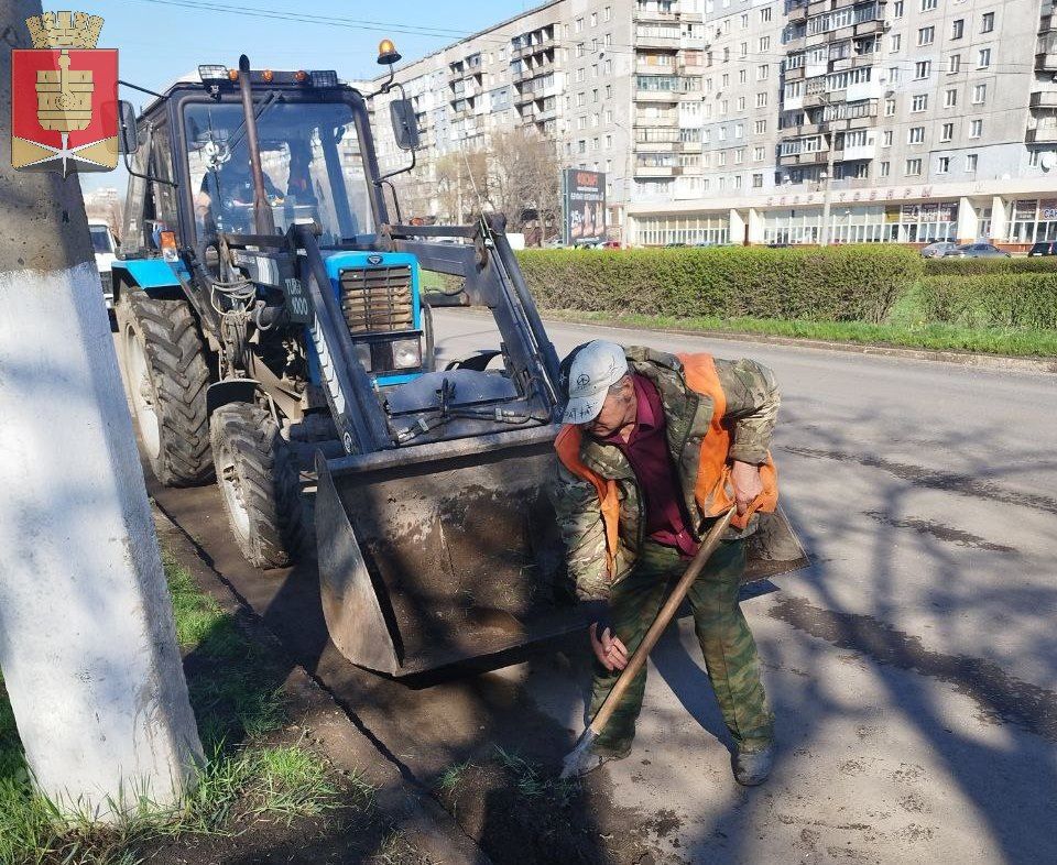 Коммунальные службы проводят работы на территории города Коммунальные службы проводят работы на территории города