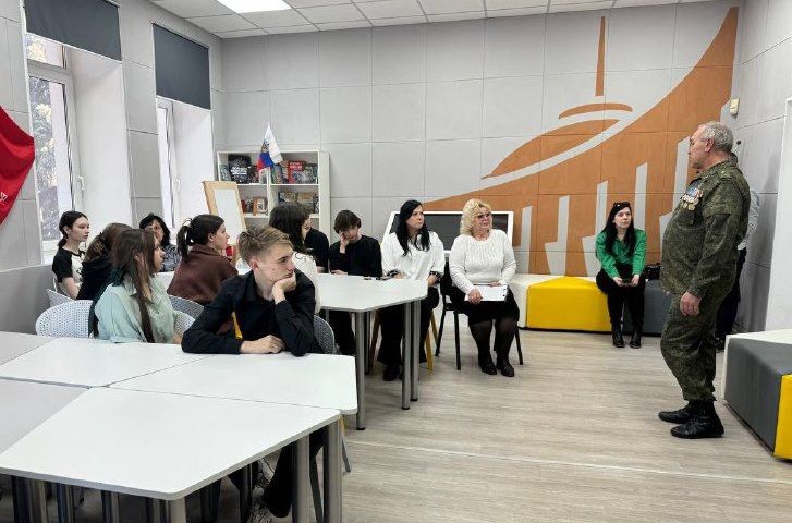 Школьники встретились с Героем ЛНР Александром Кузнецовым Школьники встретились с Героем ЛНР Александром Кузнецовым
