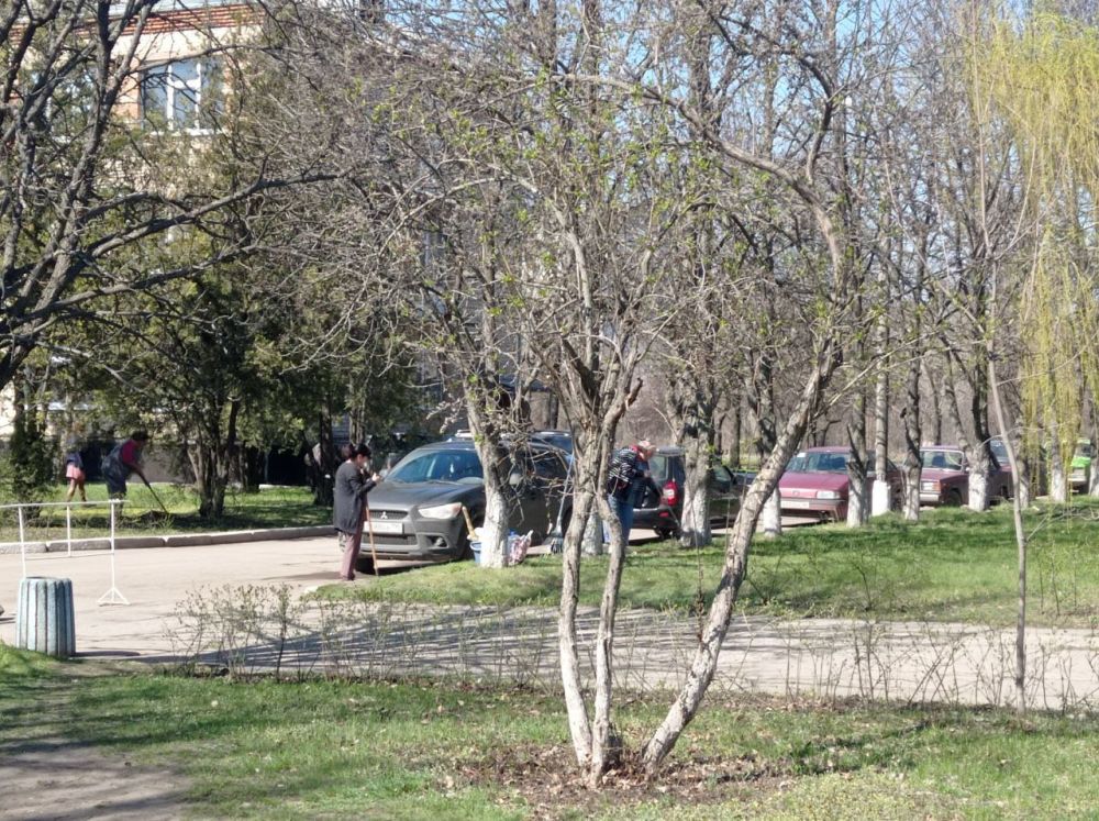Сотрудники Луганской городской больницы № 1 приняли участие в общегородском субботнике Сотрудники Луганской городской больницы № 1 приняли участие в общегородском субботнике