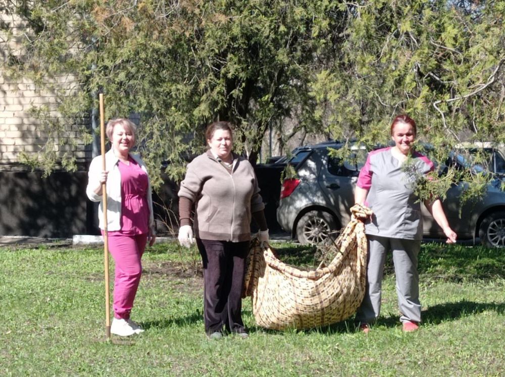 Сотрудники Луганской городской больницы № 1 приняли участие в общегородском субботнике Сотрудники Луганской городской больницы № 1 приняли участие в общегородском субботнике