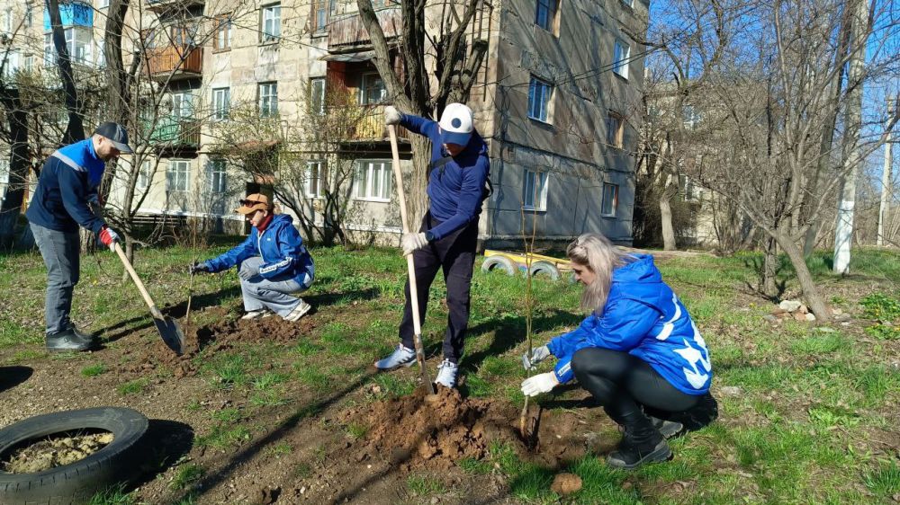 Акция «Сад Памяти» проводится в рамках празднования 80-й годовщины Победы в ВОВ 1941 – 1945 гг. В этом году она станет одним из ключевых мероприятий, посвященных этой знаменательной дате.Символизм акции – появление зеленых... Акция «Сад Памяти» проводится в рамках празднования 80-й годовщины Победы в ВОВ 1941 – 1945 гг. В этом году она станет одним из ключевых мероприятий, посвященных этой знаменательной дате.Символизм акции – появление зеленых...