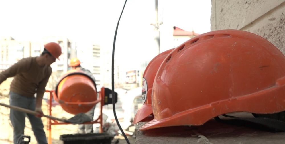 Тюменцы приступили к штукатурным работам на фасаде ДК им. «Молодой Гвардии» Тюменцы приступили к штукатурным работам на фасаде ДК им. «Молодой Гвардии»