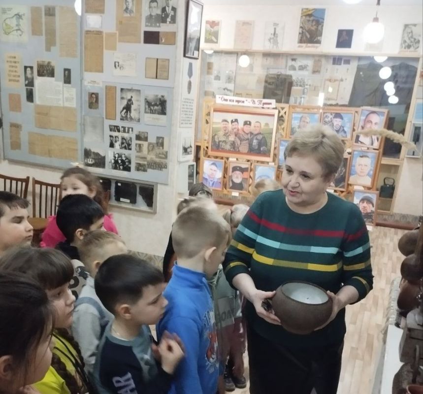 В Кировском историко-художественном музее состоялась экскурсия по экспозиции «Русская изба», которую посетили воспитанники старшей группы детского сада «Солнышко» В Кировском историко-художественном музее состоялась экскурсия по экспозиции «Русская изба», которую посетили воспитанники старшей группы детского сада «Солнышко»