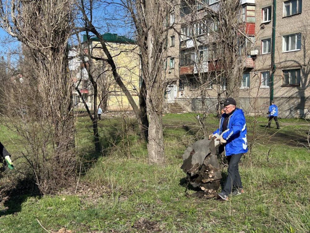 В Красном Луче продолжается реализация акции «Чистая Республика» В Красном Луче продолжается реализация акции «Чистая Республика»