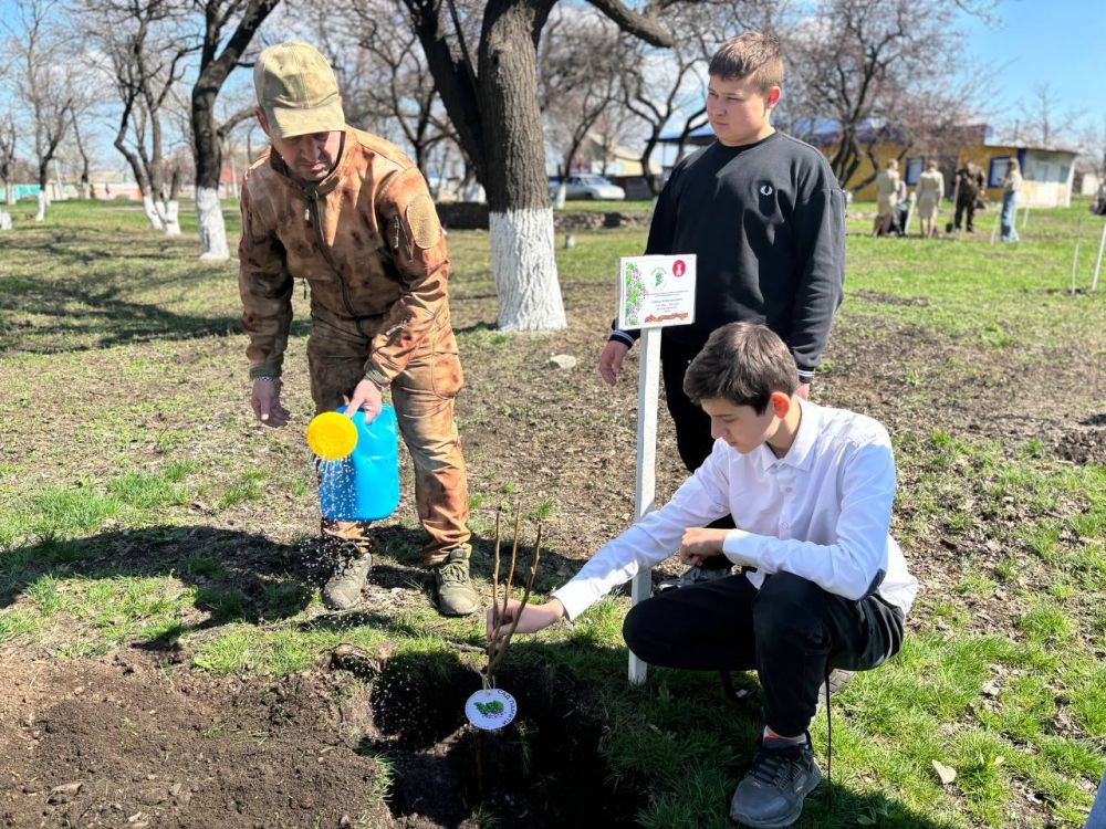 В этом году акция "Сад памяти" приобретает особое значение - во всех субъектах РФ, включая исторические регионы, высадят памятные деревья, в рамках празднования 80-летия Победы В этом году акция "Сад памяти" приобретает особое значение - во всех субъектах РФ, включая исторические регионы, высадят памятные деревья, в рамках празднования 80-летия Победы