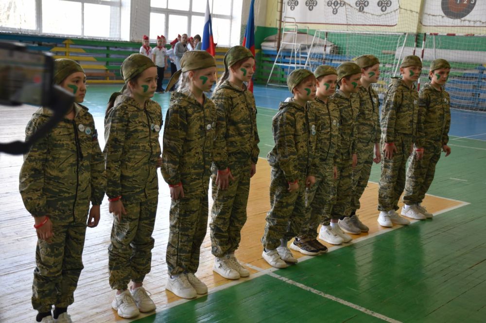 4 апреля в спортивном зале Краснодонской спортивной школы №1 состоялась первая фаза муниципального этапа Всероссийской военно-патриотической игры «Зарница», в которой приняли участие учащиеся младшей категории... 4 апреля в спортивном зале Краснодонской спортивной школы №1 состоялась первая фаза муниципального этапа Всероссийской военно-патриотической игры «Зарница», в которой приняли участие учащиеся младшей категории...