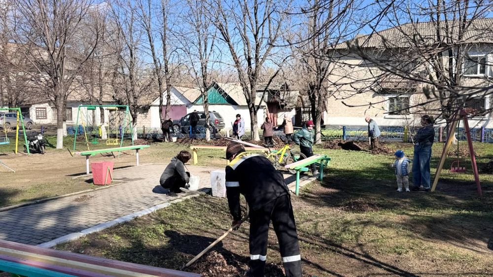 В рамках проведения республиканской акции «Чистая Республика – 2025», на центральной площади пгт Дзержинский сегодня состоялся субботник В рамках проведения республиканской акции «Чистая Республика – 2025», на центральной площади пгт Дзержинский сегодня состоялся субботник