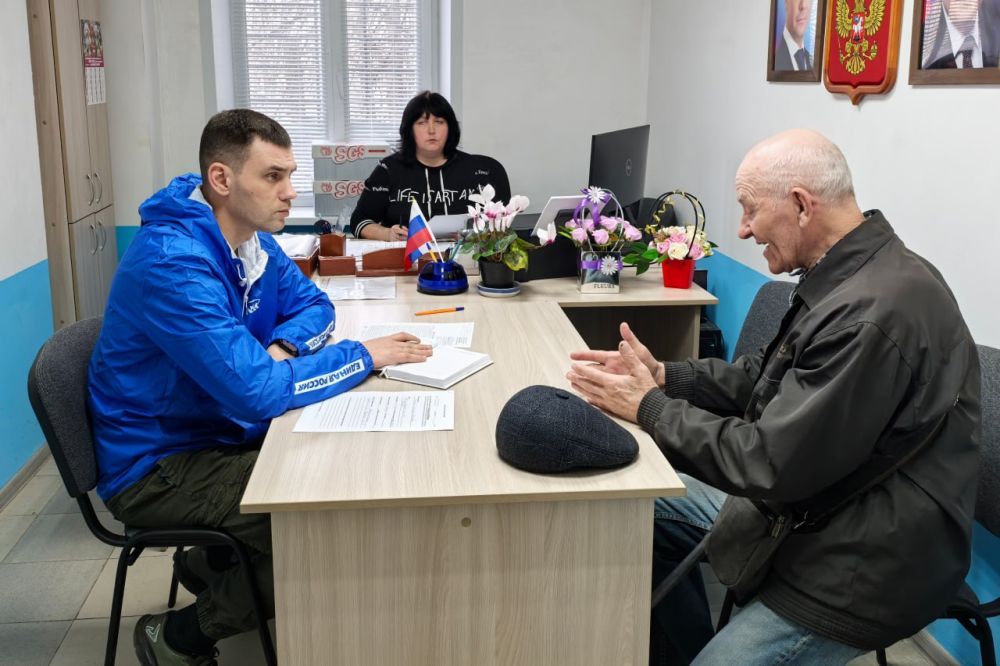 Представители Народного Совета взяли в работу ряд проблем граждан и передали гуманитарную помощь Представители Народного Совета взяли в работу ряд проблем граждан и передали гуманитарную помощь