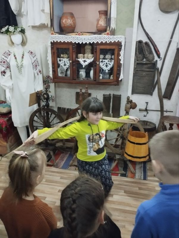 В Кировском историко-художественном музее состоялась экскурсия по экспозиции «Русская изба», которую посетили воспитанники старшей группы детского сада «Солнышко» В Кировском историко-художественном музее состоялась экскурсия по экспозиции «Русская изба», которую посетили воспитанники старшей группы детского сада «Солнышко»