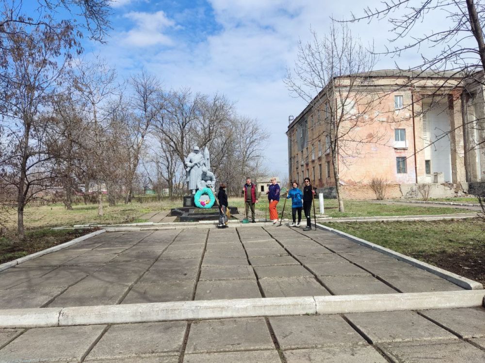 Сотрудники учреждений культуры города Вахрушево провели работы по благоустройству территорий Сотрудники учреждений культуры города Вахрушево провели работы по благоустройству территорий