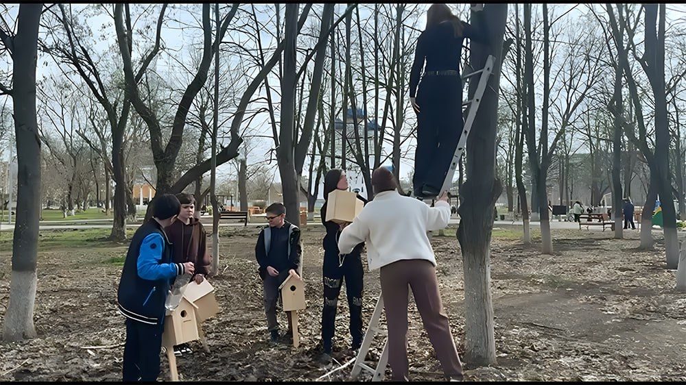 Участники школьного лесничества Республиканского центра туризма, экологии и краеведения «Возрождение» «Юнлеском», которое работает на базе Краснодонской средней школы № 24 имени И.В. Туркенича, проявили заботу о пернатых... Участники школьного лесничества Республиканского центра туризма, экологии и краеведения «Возрождение» «Юнлеском», которое работает на базе Краснодонской средней школы № 24 имени И.В. Туркенича, проявили заботу о пернатых...