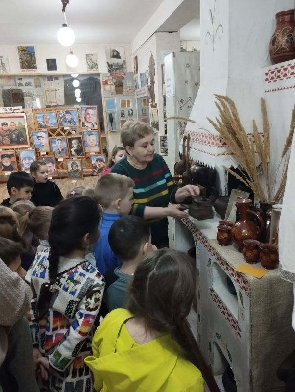 В Кировском историко-художественном музее состоялась экскурсия по экспозиции «Русская изба», которую посетили воспитанники старшей группы детского сада «Солнышко» В Кировском историко-художественном музее состоялась экскурсия по экспозиции «Русская изба», которую посетили воспитанники старшей группы детского сада «Солнышко»