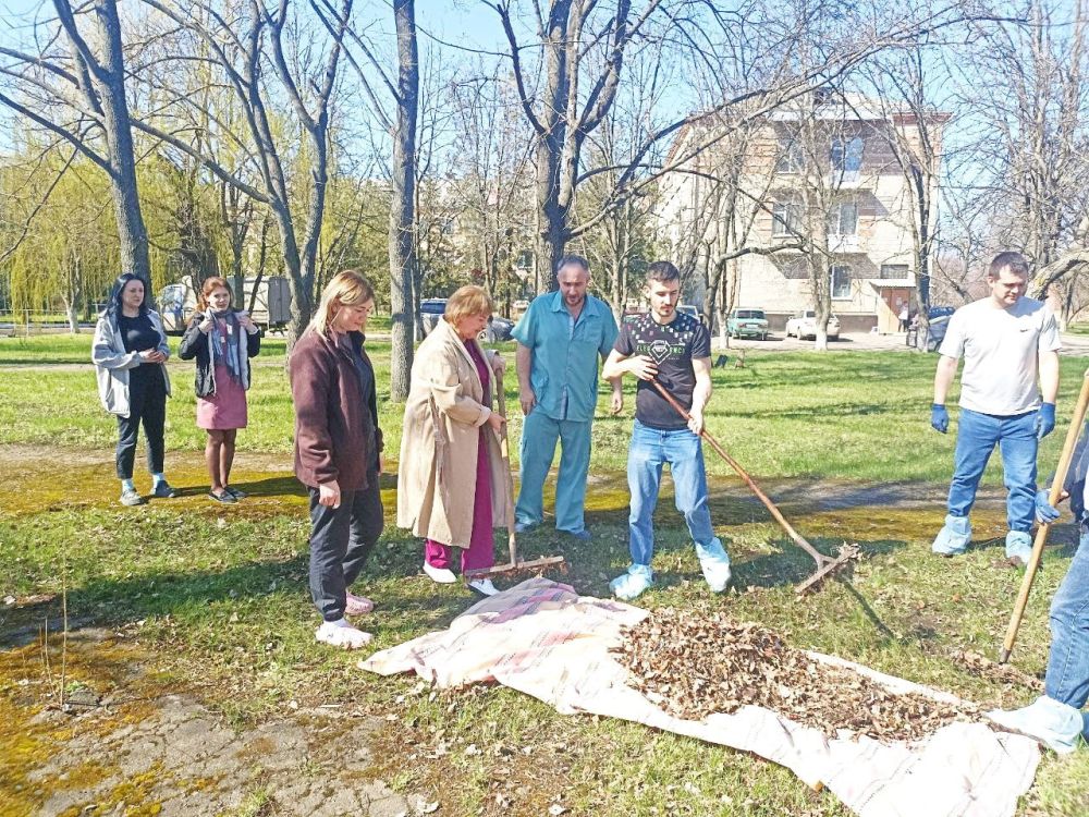Сотрудники Луганской городской больницы № 1 приняли участие в общегородском субботнике Сотрудники Луганской городской больницы № 1 приняли участие в общегородском субботнике