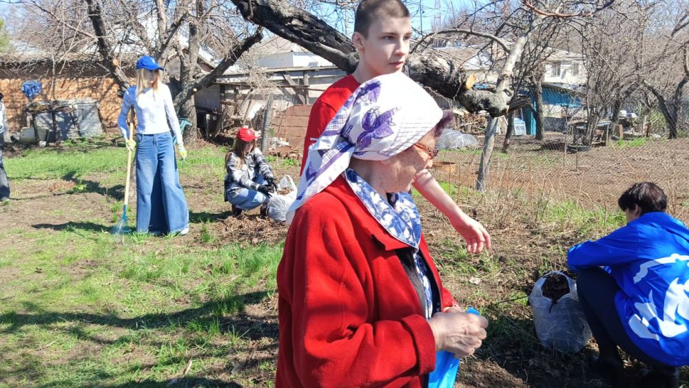 Весенняя забота: помощь пенсионерке с уборкой участка Весенняя забота: помощь пенсионерке с уборкой участка