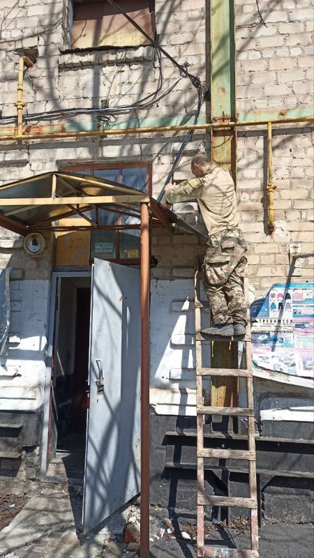 Коммунальные будни. Работники муниципального унитарного предприятия "Ровеньковское жилищно-коммунальное предприятие" города Ровеньки ведут работы по устройству козырька над входной группой подъезда многоквартирного дома №... Коммунальные будни. Работники муниципального унитарного предприятия "Ровеньковское жилищно-коммунальное предприятие" города Ровеньки ведут работы по устройству козырька над входной группой подъезда многоквартирного дома №...