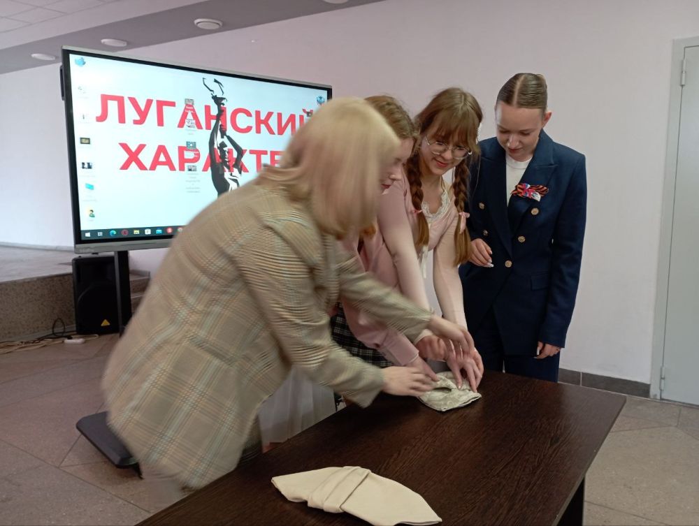3 апреля в Станично-Луганской гимназии прошла профориентационная лекция для обучающихся 9-11 классов, которую провели преподаватели ГБОУ СПО ЛНР "Луганский государственный колледж экономики и торговли" Кущевая И.Ю. и... 3 апреля в Станично-Луганской гимназии прошла профориентационная лекция для обучающихся 9-11 классов, которую провели преподаватели ГБОУ СПО ЛНР "Луганский государственный колледж экономики и торговли" Кущевая И.Ю. и...