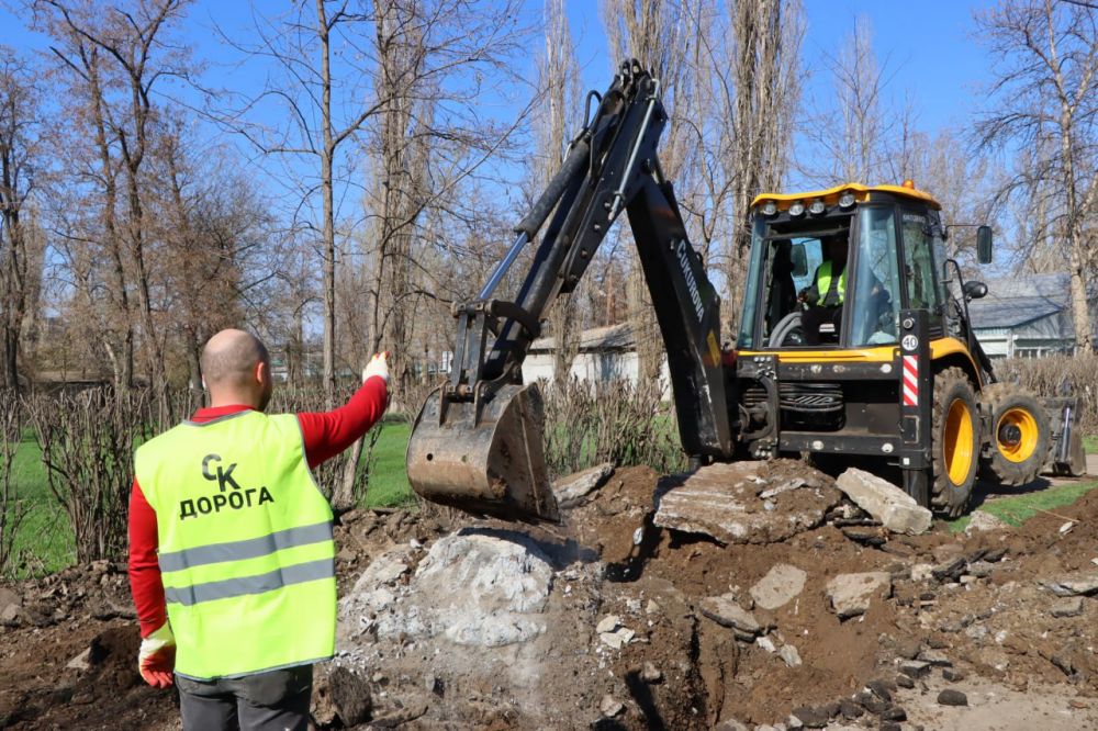 Евгений Бондарь: Уважаемые лутугинцы! Прошу обратить внимание на то, что в парке имени Будагъянца начаты работы по текущему ремонту тротуара Евгений Бондарь: Уважаемые лутугинцы! Прошу обратить внимание на то, что в парке имени Будагъянца начаты работы по текущему ремонту тротуара