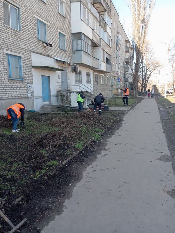 Коммунальная служба города Ирмино в рамках акции «Чистая республика» навела порядок на улице Стаханова Коммунальная служба города Ирмино в рамках акции «Чистая республика» навела порядок на улице Стаханова