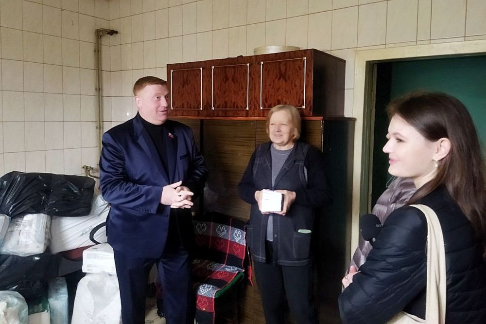 Представители Народного Совета взяли в работу ряд проблем граждан и передали гуманитарную помощь Представители Народного Совета взяли в работу ряд проблем граждан и передали гуманитарную помощь