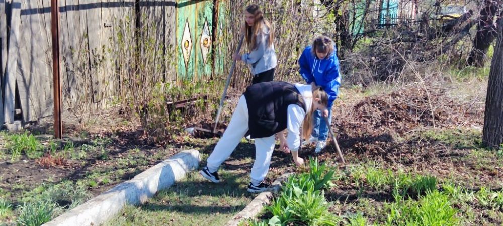 В рамках празднования 80-й годовщины Великой Победы и эстафеты добрых дел «Весна – пора наводить порядки» активисты «Единой России» совместно с творческими работниками Родаковского Дома культуры и учащимися местной школы... В рамках празднования 80-й годовщины Великой Победы и эстафеты добрых дел «Весна – пора наводить порядки» активисты «Единой России» совместно с творческими работниками Родаковского Дома культуры и учащимися местной школы...