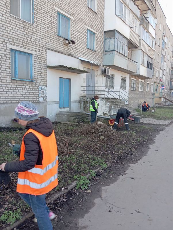 Коммунальная служба города Ирмино в рамках акции «Чистая республика» навела порядок на улице Стаханова Коммунальная служба города Ирмино в рамках акции «Чистая республика» навела порядок на улице Стаханова