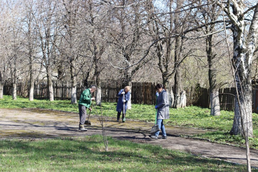 В Алмазной на территории сквера ж/д станции «Стаханов» жители провели субботник В Алмазной на территории сквера ж/д станции «Стаханов» жители провели субботник