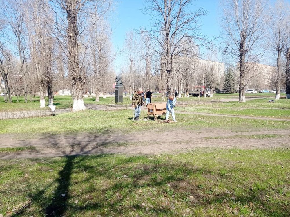Сотрудники Луганской городской больницы № 1 приняли участие в общегородском субботнике Сотрудники Луганской городской больницы № 1 приняли участие в общегородском субботнике