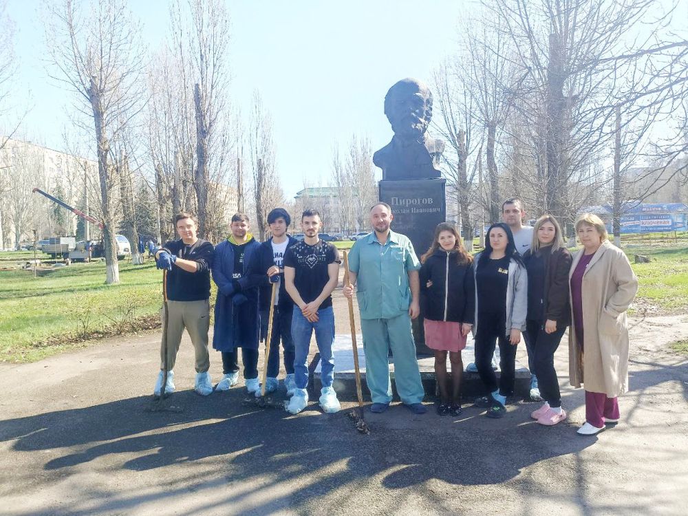 Сотрудники Луганской городской больницы № 1 приняли участие в общегородском субботнике Сотрудники Луганской городской больницы № 1 приняли участие в общегородском субботнике