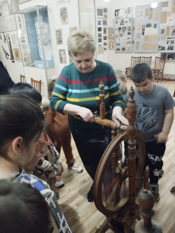 В Кировском историко-художественном музее состоялась экскурсия по экспозиции «Русская изба», которую посетили воспитанники старшей группы детского сада «Солнышко» В Кировском историко-художественном музее состоялась экскурсия по экспозиции «Русская изба», которую посетили воспитанники старшей группы детского сада «Солнышко»